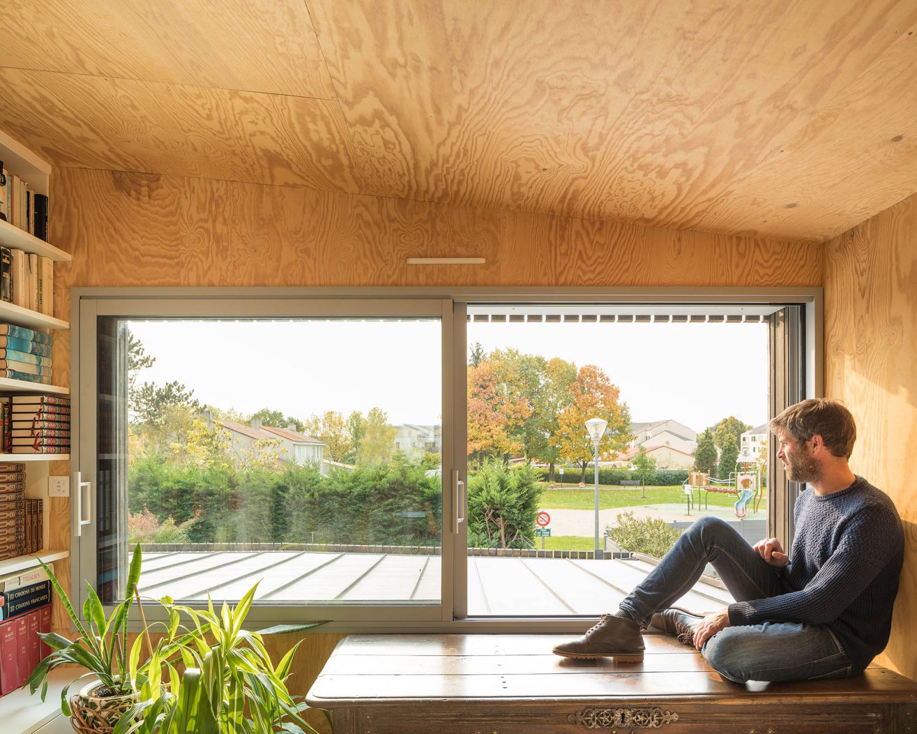Menuiserie aluminium et plafond contreplaqué pin des landes