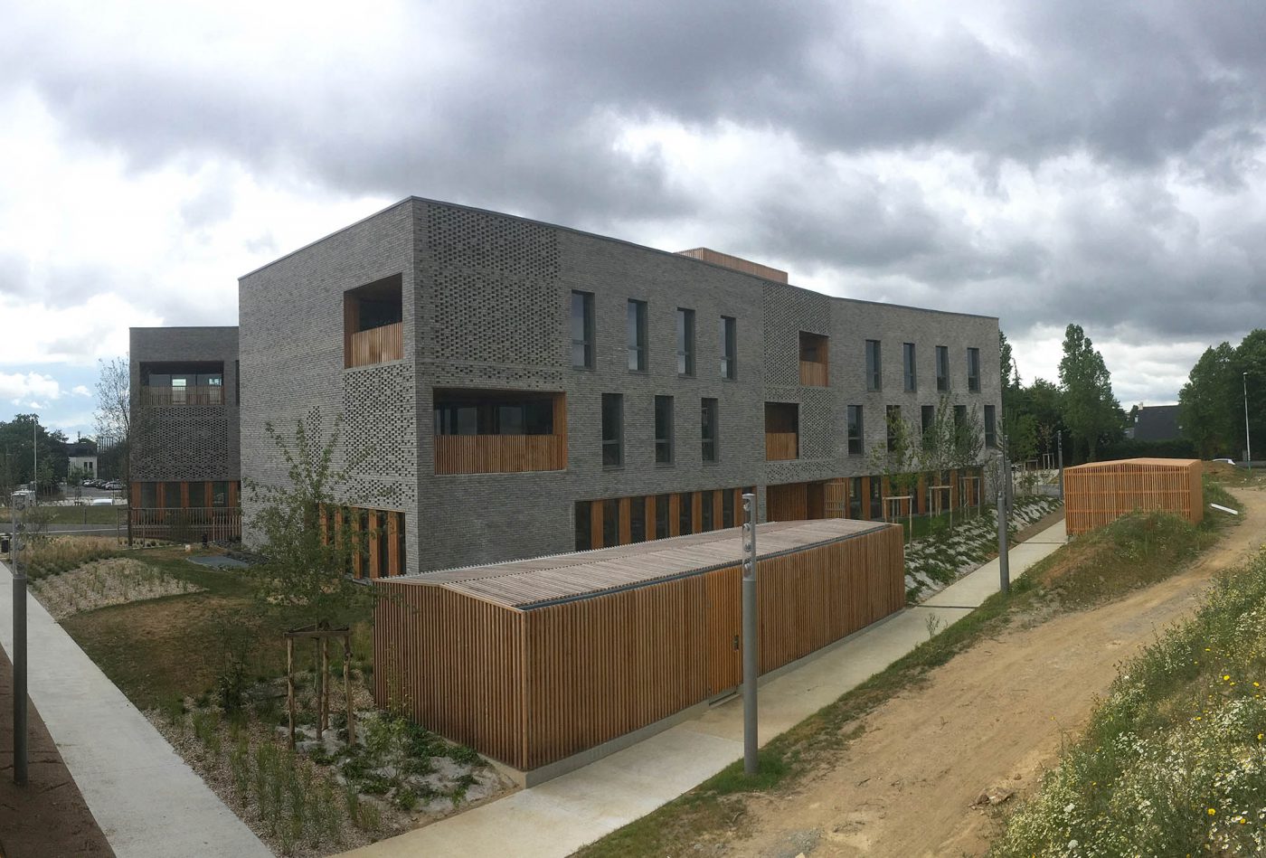 Bardage mélèze et briques et locaux extérieur en bois