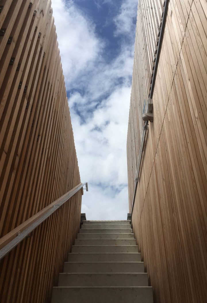 Escalier extérieur avec bardage en bois mélèze