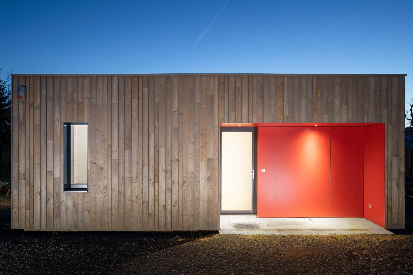 Bardage bois chataignier et panneaux Fundermax rouge