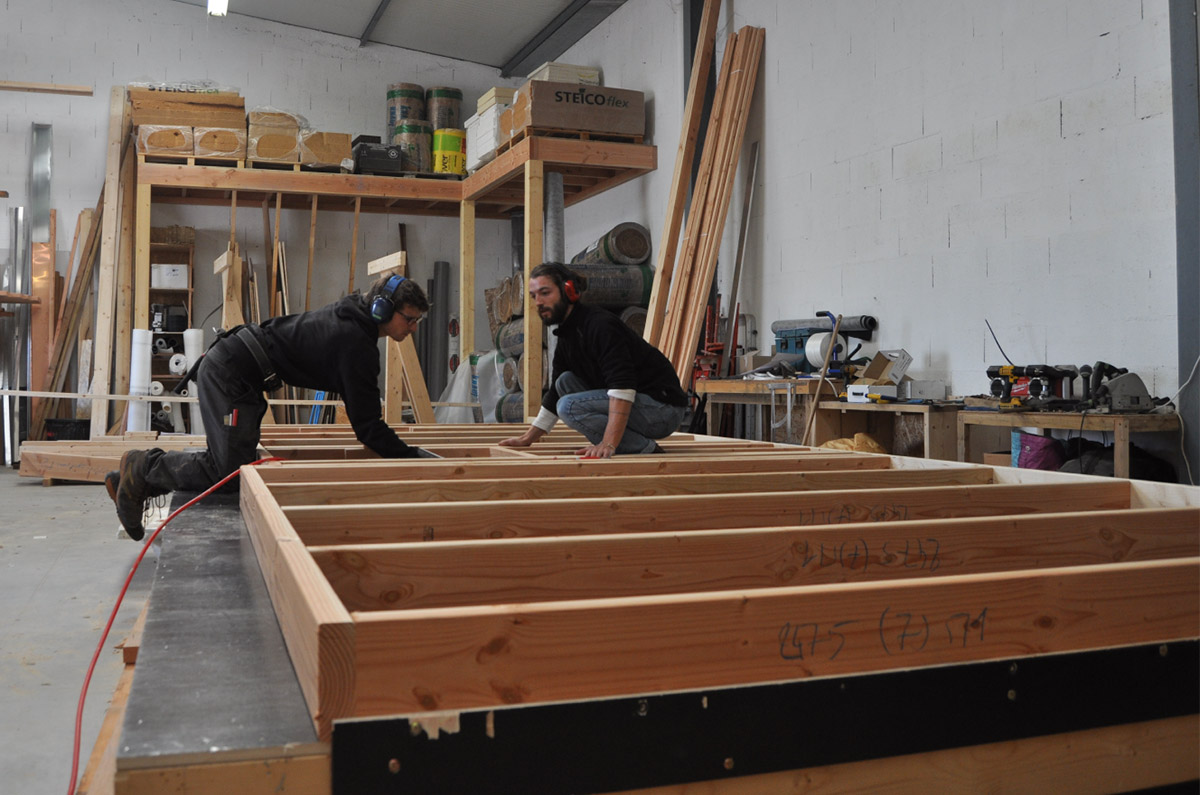 Construction de murs ossature bois à l'atelier