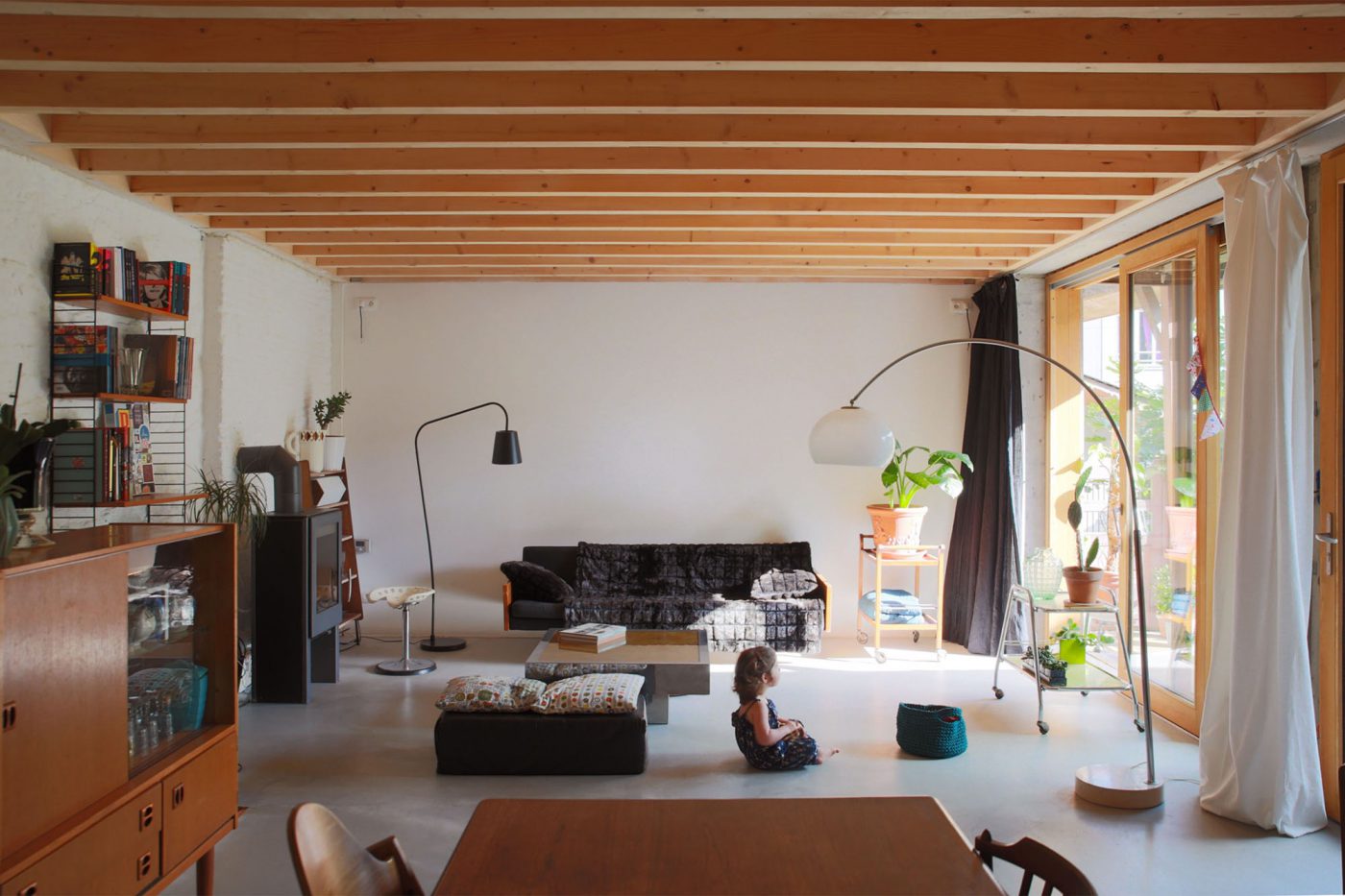 Solivage apparent et baie vitrée coulissante en bois