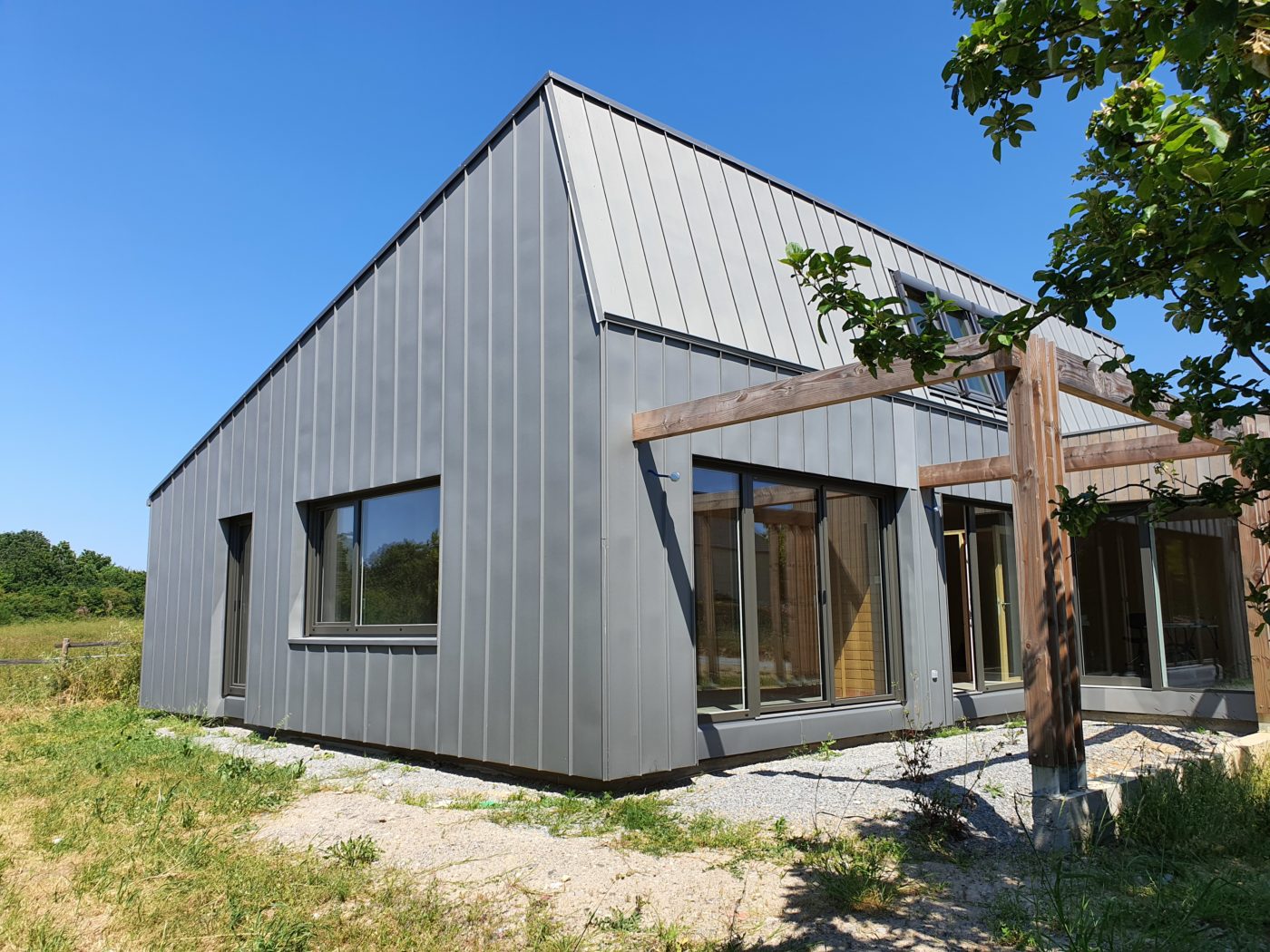 Maison passive avec bardage en zinc