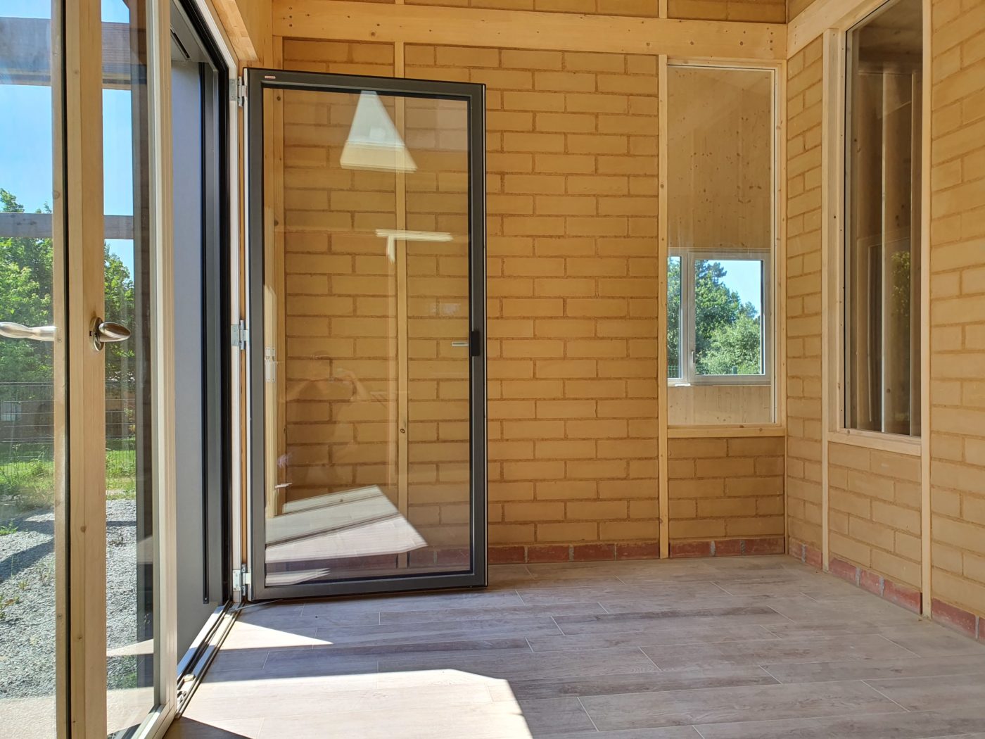 Jardin d'hier en brique de terre crue et menuiseries triple vitrage