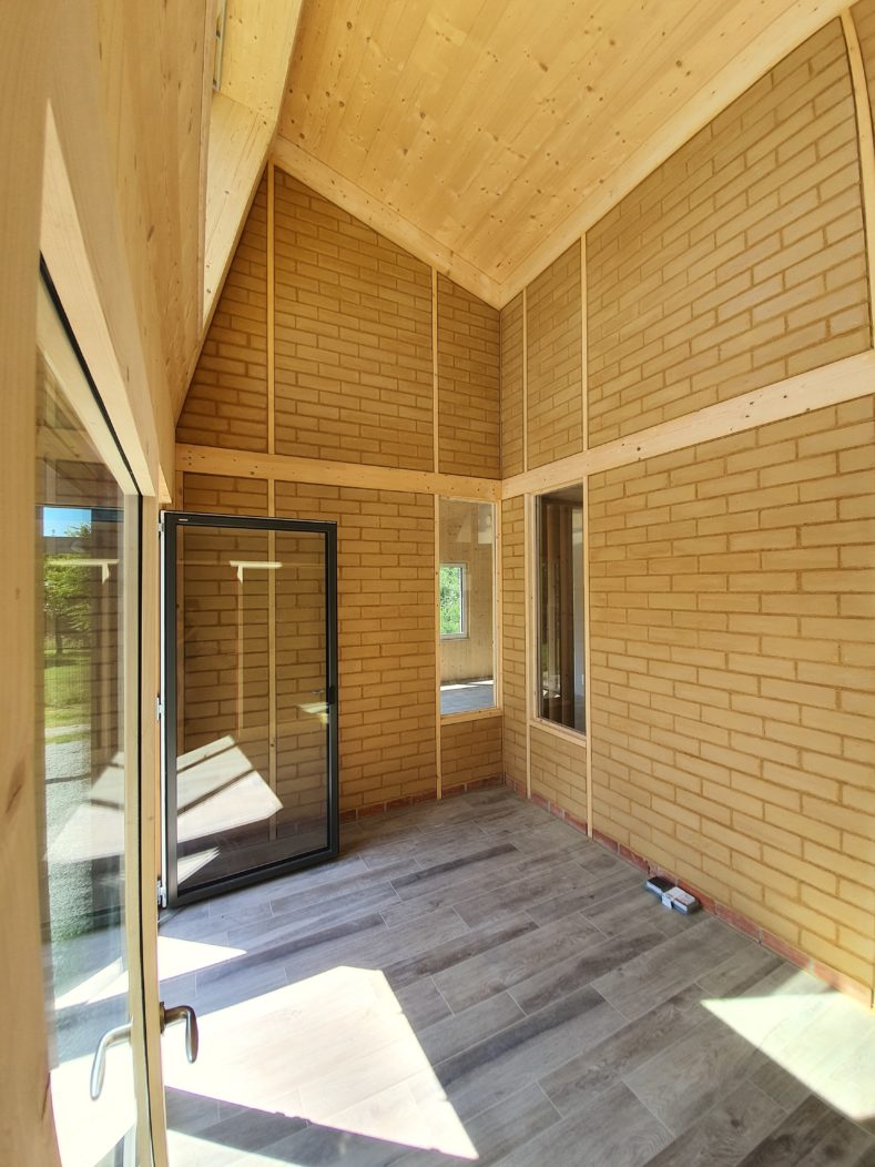 Maison passive en bois et brique de terre crue