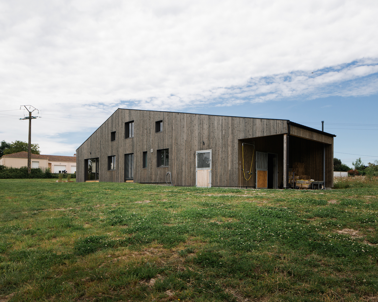 Maison bois avec écurie