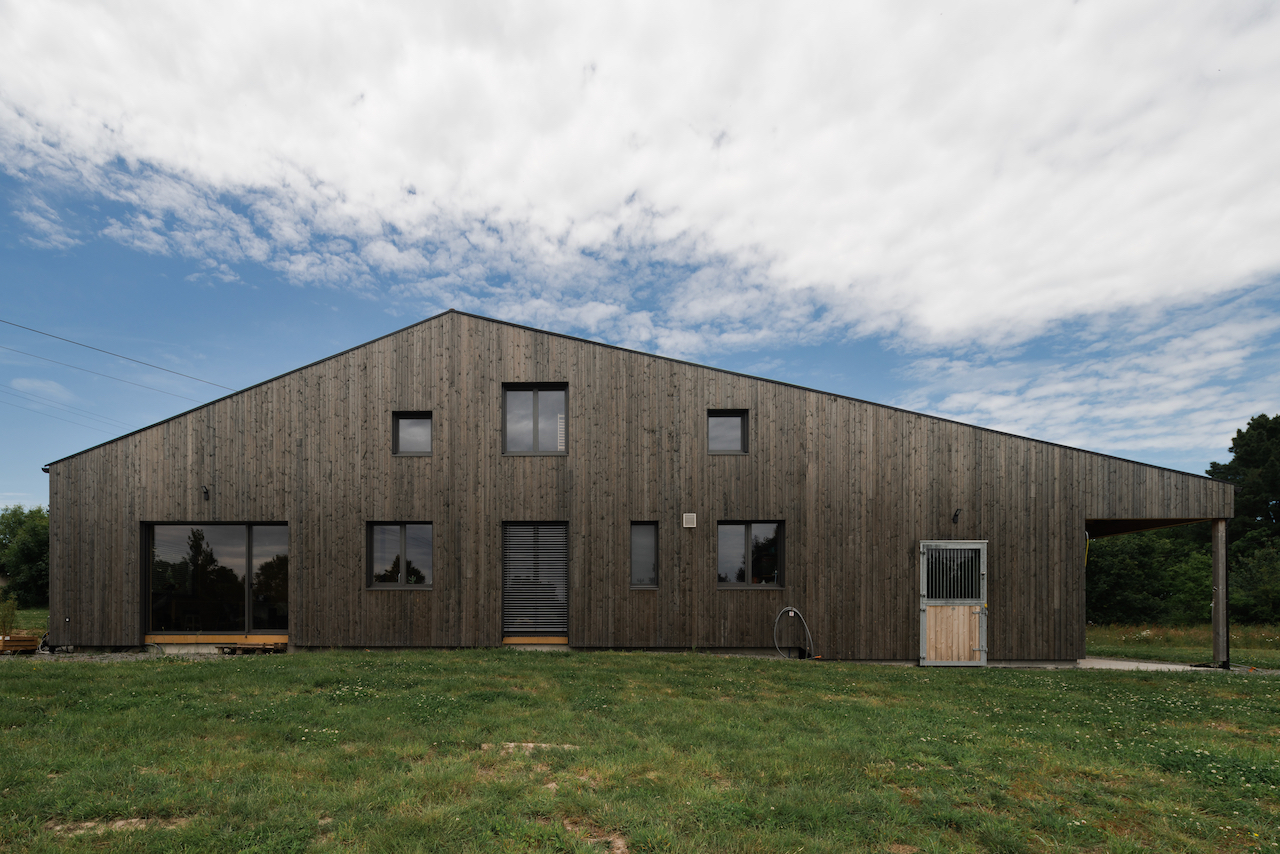 Maison bois avec écurie